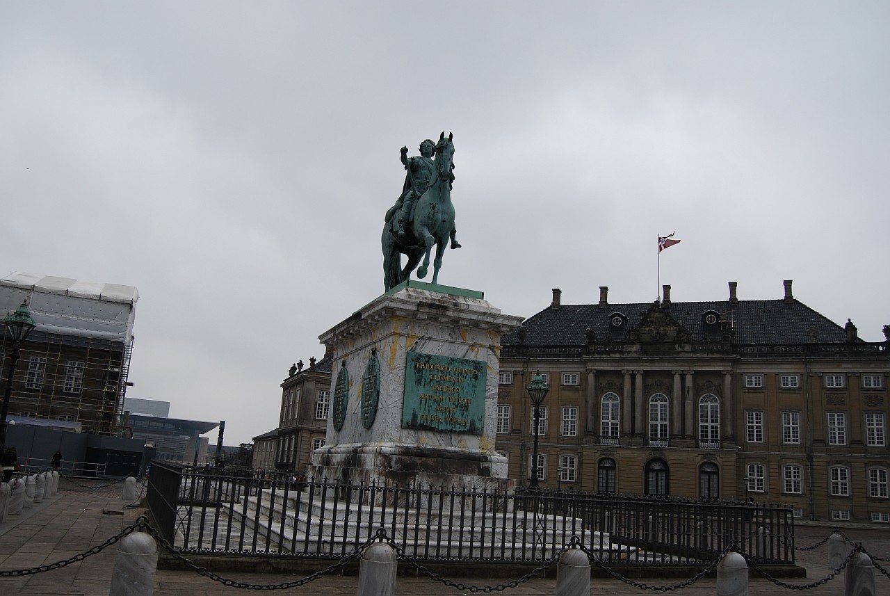 Площадь и дворец Амалиенборг