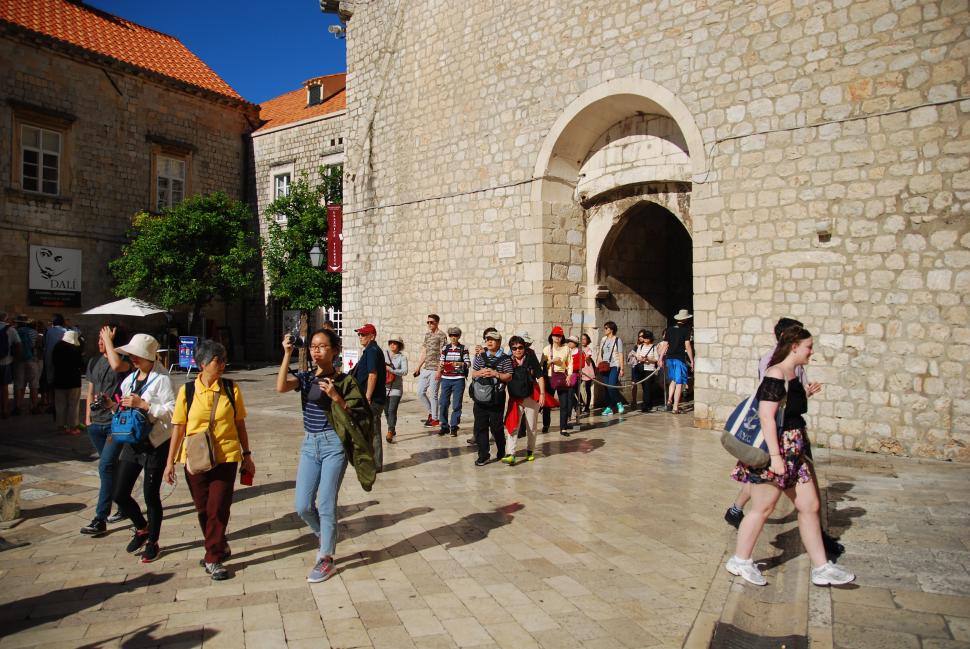 Китайские туристы в старом Дубровнике
