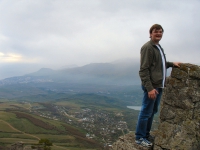 Май 2006 (Кранодарский край и Крым). Это я на обрыве отвесной скалы, стою рискуя жизнью ради красивого кадра :)