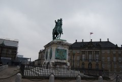 Памятник королю Фредерику V на площади у дворца Амалиенборг