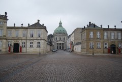 Вид на Мраморную церковь с площади Амалиенборг