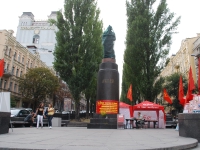Киев, лето 2009. Разрушенный вандалами и реставрируемый памятник Ленину