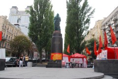 Разрушенный вандалами и реставрируемый памятник Ленину