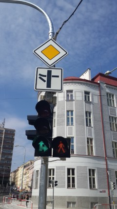 Знак-иероглиф и автомобильный светофор с секцией с человеком
