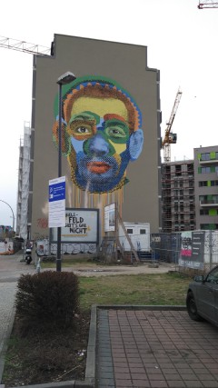 Картинка на стене дома в Берлине
