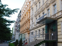 Прага, май 2017. Подъезд с лестницей сразу на второй этаж