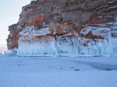 Скала во льду