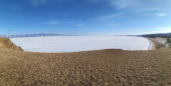 Вид на замерзший Байкал и пляж