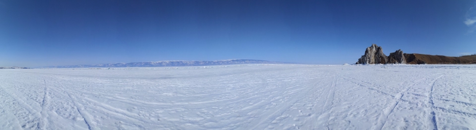 Панорама заснеженного Байкала