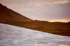 Туристы на леднике в национальном парке Ватнайёкюдль